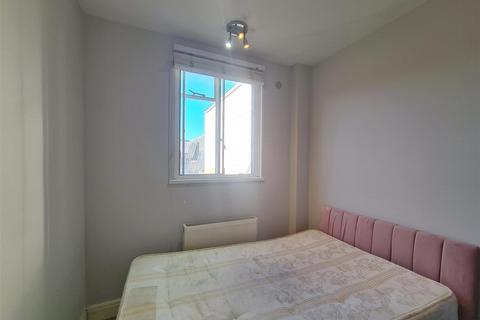 3 bedroom apartment to rent, Granville Court, London SW9