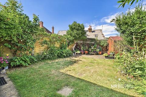 2 Cricketers Close, Chessington, KT9 1NL