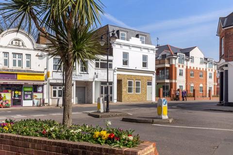1 bedroom flat to rent, Cromwell House, Walton Road, East Molesey, KT8