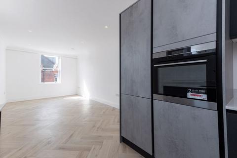 1 bedroom flat to rent, Cromwell House, Walton Road, East Molesey, KT8