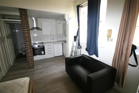 Studio to rent, Cobden Road, Brighton