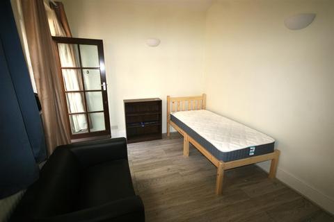 Studio to rent, Cobden Road, Brighton
