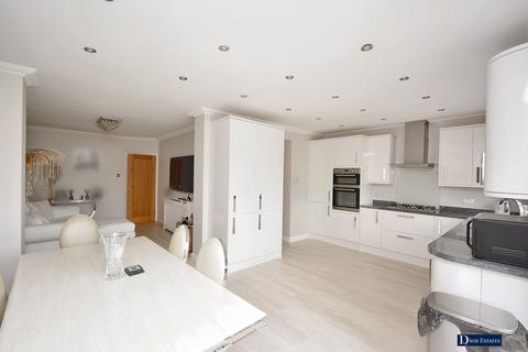 3 bedroom chalet for sale, Candover Road, Hornchurch, RM12