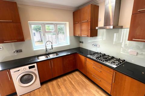 4 bedroom terraced house to rent, Babbacombe Gardens, Ilford IG4