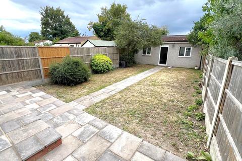 4 bedroom terraced house to rent, Babbacombe Gardens, Ilford IG4