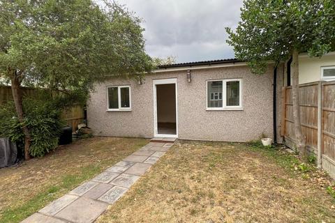 4 bedroom terraced house to rent, Babbacombe Gardens, Ilford IG4