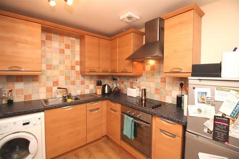 2 bedroom house to rent, Sanders Place, Hitchin SG4