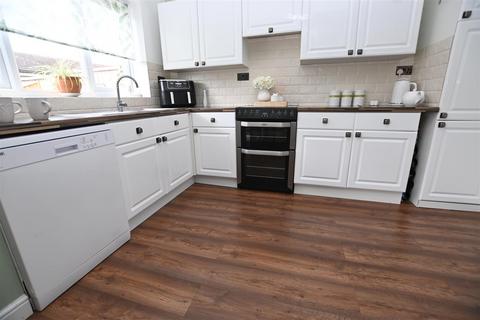 4 bedroom detached house for sale, Beach Road, Canvey Island SS8