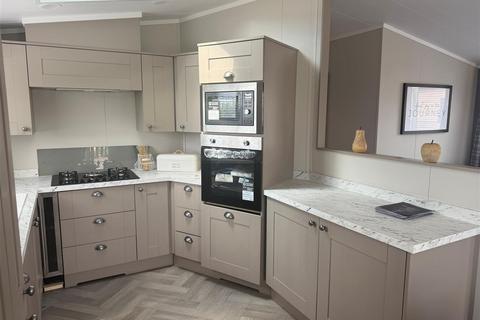 2 bedroom park home for sale, Oakwood Retreat Country Park, Newton On Derwent, York