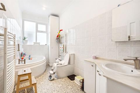 4 bedroom flat to rent, St. Gabriels Road, London NW2