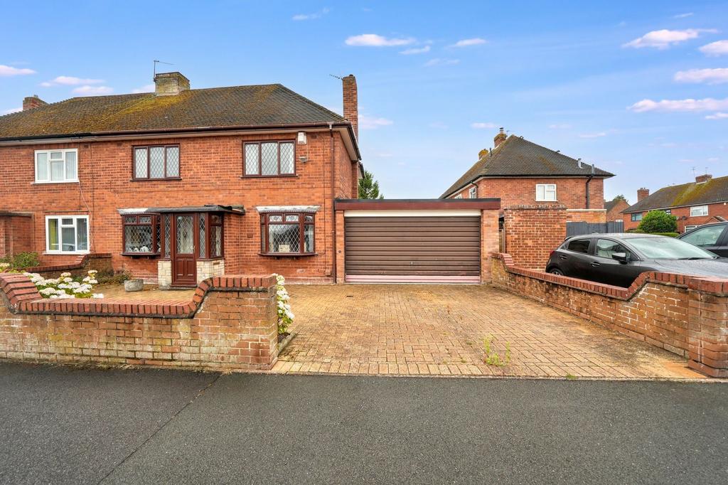 Albert Road, Wolverhampton WV7 3 bed semi-detached house for sale - £ ...