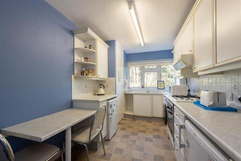 Flat 4, Henley Court Chase Side, London, N14 5HP