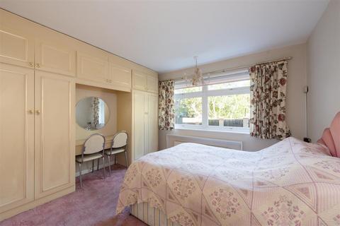 Flat 4, Henley Court Chase Side, London, N14 5HP