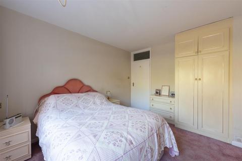 Flat 4, Henley Court Chase Side, London, N14 5HP