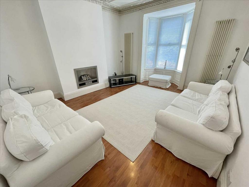 LOUNGE (front)
