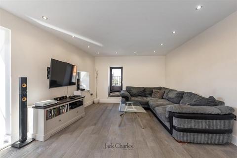 2 bedroom flat for sale, Lyons Crescent, Tonbridge