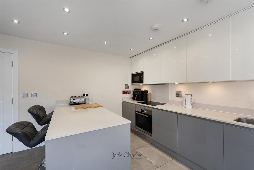 5 Ronnies Wharf, TN9 1 EX 010.jpg