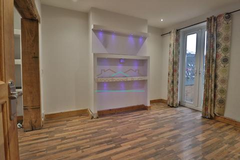 3 bedroom terraced house to rent, Victoria Road, Rushden