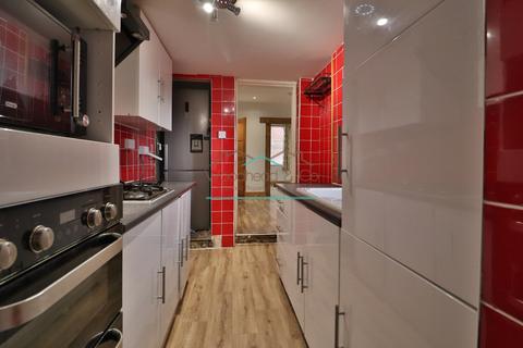 3 bedroom terraced house to rent, Victoria Road, Rushden