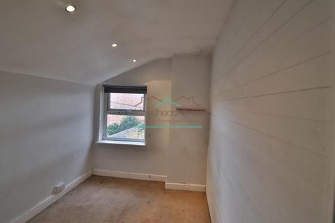 3 bedroom terraced house to rent, Victoria Road, Rushden