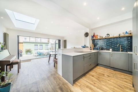 31 Boscombe Road, London, SW17 9JL
