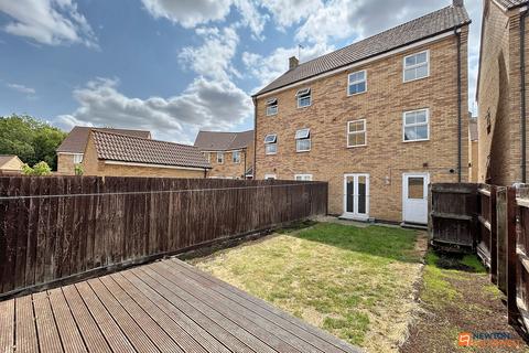 5 bedroom semi-detached house to rent, Lyvelly Gardens, Parnwell, Peterborough, PE1