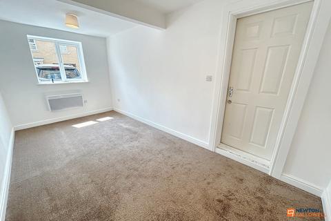 5 bedroom semi-detached house to rent, Lyvelly Gardens, Parnwell, Peterborough, PE1