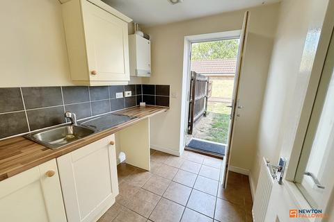 5 bedroom semi-detached house to rent, Lyvelly Gardens, Parnwell, Peterborough, PE1