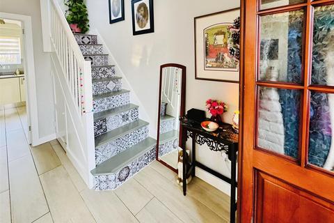 3 bedroom semi-detached house for sale, Averingcliffe Road, Bradford BD10