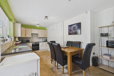 Oakwood Road West, Broom Valley