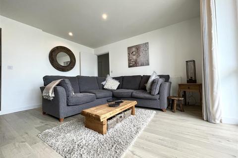 2 bedroom apartment to rent, Pentire Crescent, Newquay TR7