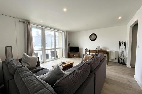 2 bedroom apartment to rent, Pentire Crescent, Newquay TR7
