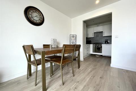 2 bedroom apartment to rent, Pentire Crescent, Newquay TR7