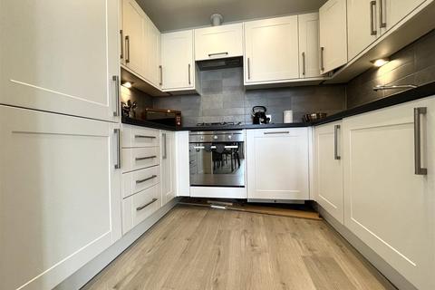 2 bedroom apartment to rent, Pentire Crescent, Newquay TR7