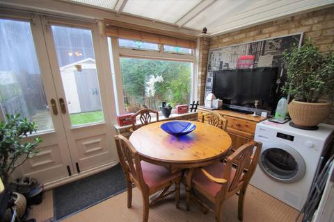 2 bedroom terraced house to rent, Norbury Avenue, Watford, WD24