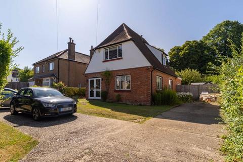 3 bedroom detached house for sale, Court Road, Caterham