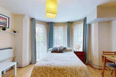 Studio to rent, Saint Pauls Avenue