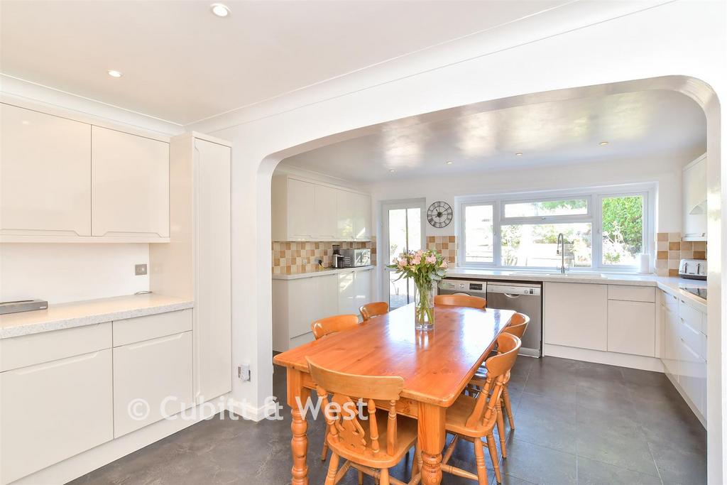 Kitchen/ Dining Room