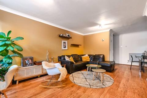 3 Hedingham Close, London, N1 8UA
