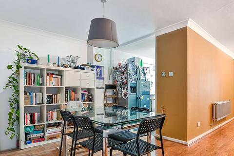 3 Hedingham Close, London, N1 8UA