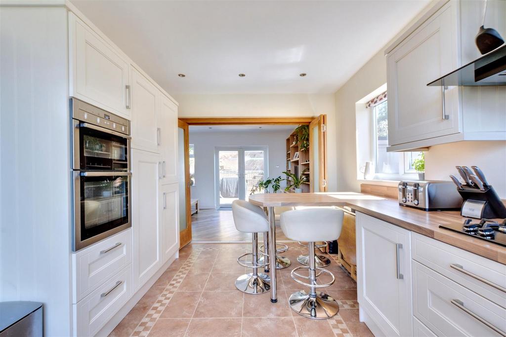 Kitchen 2.jpeg