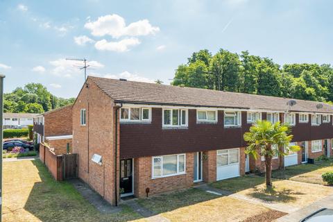 3 bedroom end of terrace house for sale, Busdens Close, Surrey GU8