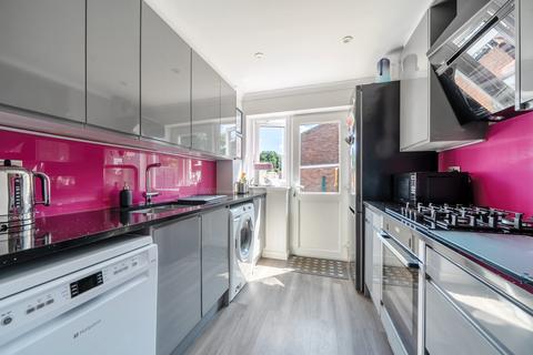 3 bedroom end of terrace house for sale, Busdens Close, Surrey GU8