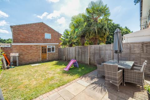 3 bedroom end of terrace house for sale, Busdens Close, Surrey GU8