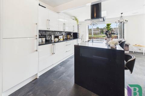 32 Chalton Heights, Chalton, Luton, LU4 9UF