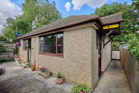2 bedroom detached bungalow for sale, Moor Avenue, Witney, OX28