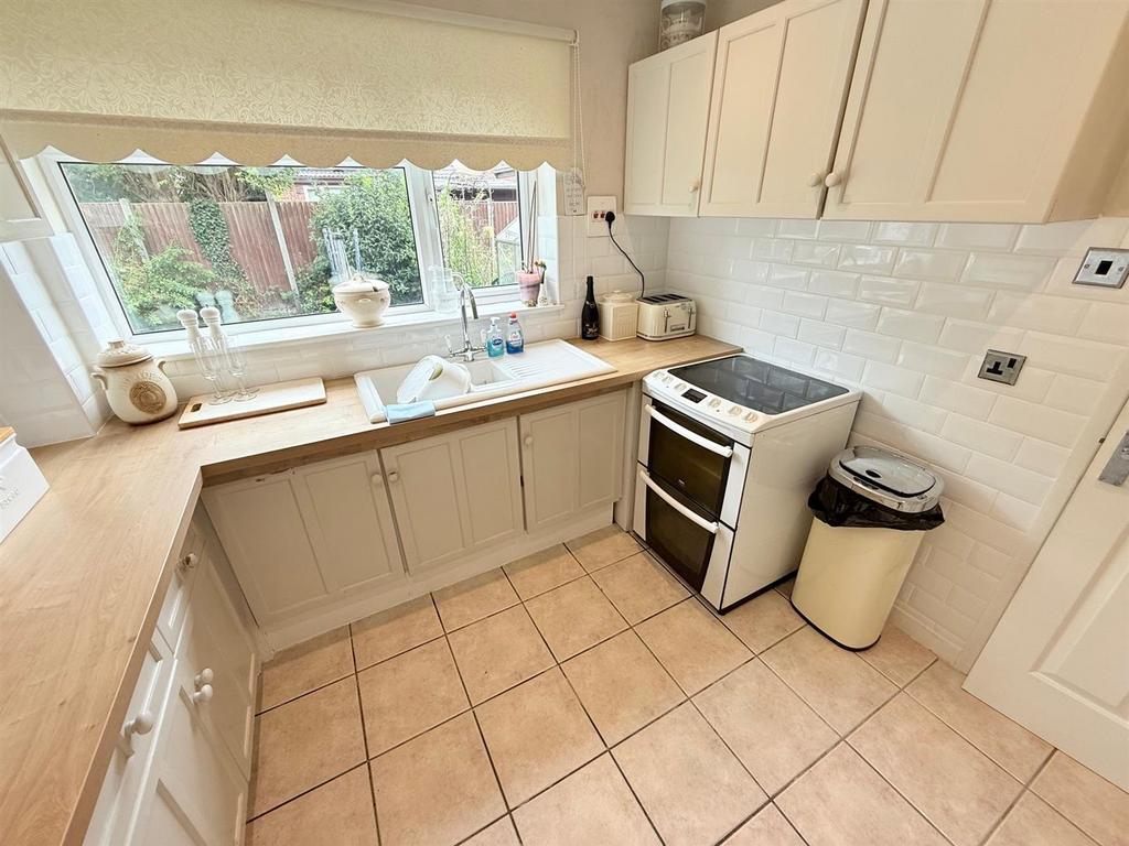 Kitchen 2.jpg