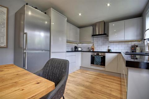 19 Cricketers Field, Staplecross, Robertsbridge, TN32 5QQ