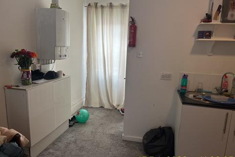 1 bedroom flat to rent, 73 Commercial Street, Risca,