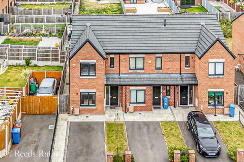 3 bedroom end of terrace house for sale, Berkshire Road, Manchester M40
